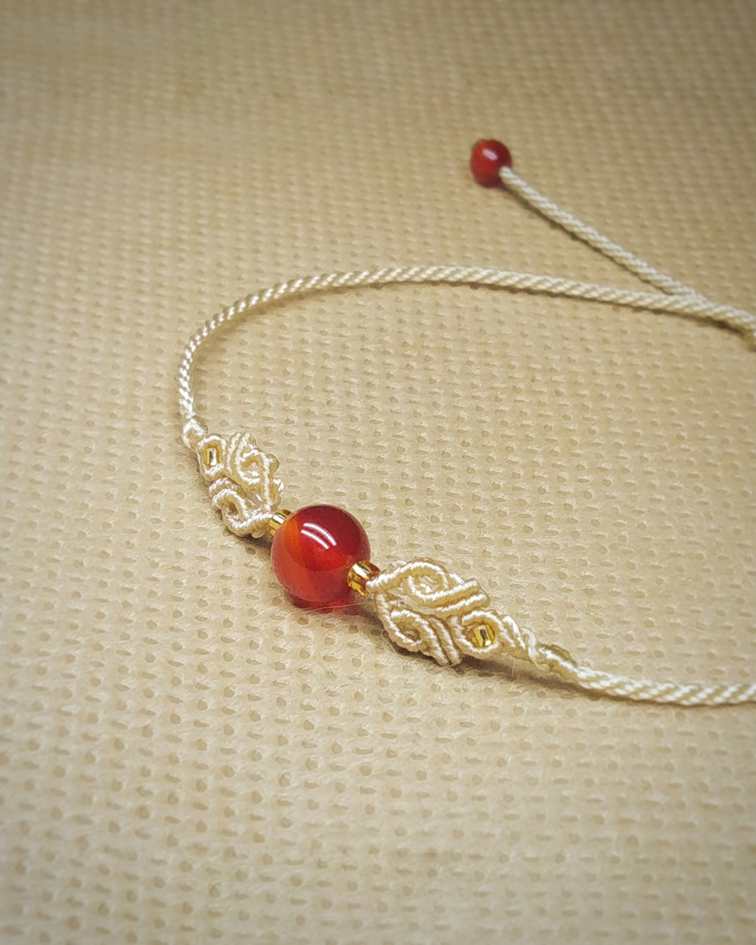 Close-up simpul makrame handmade Gelang Arunika
