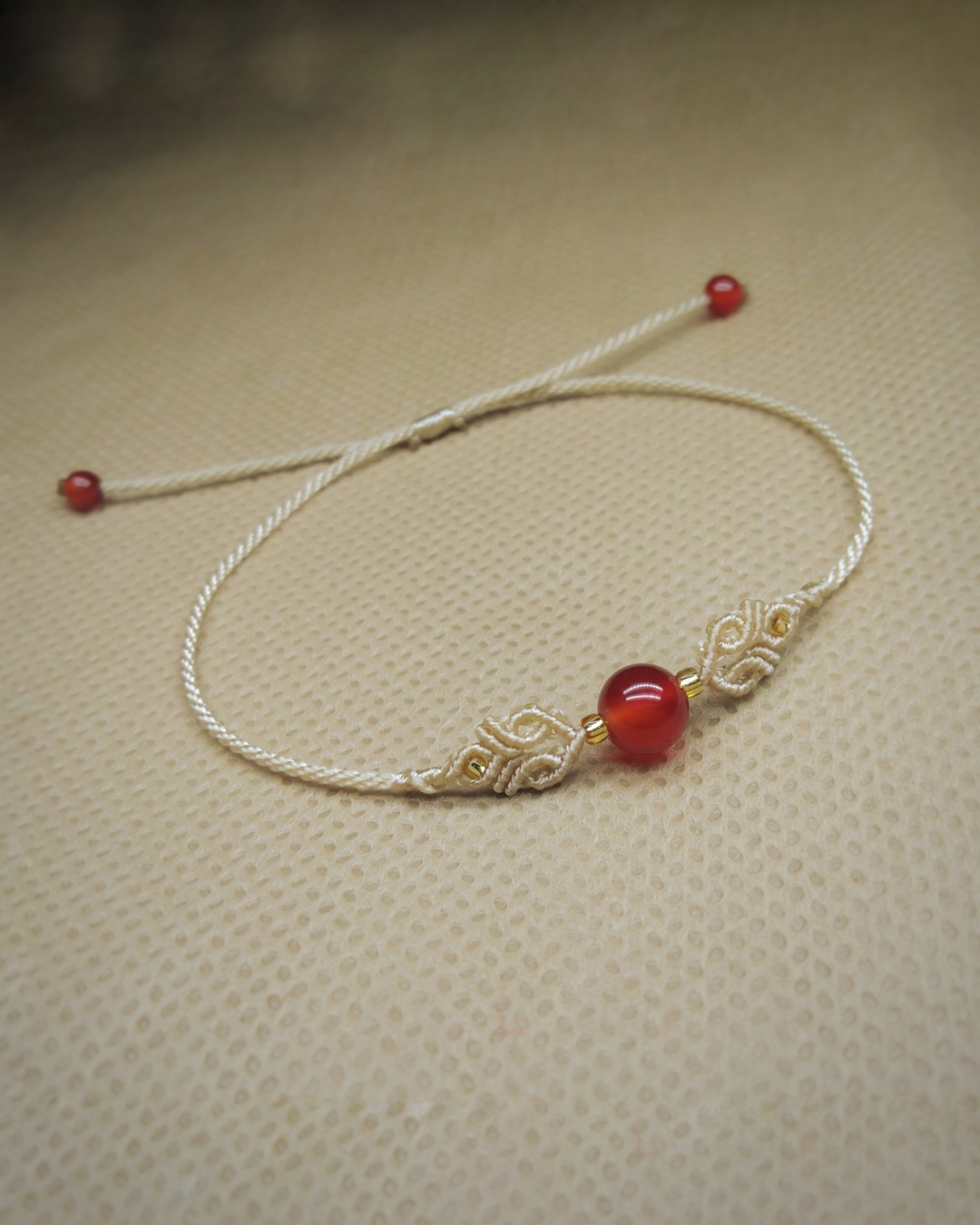Batu carnelian merah di tengah Gelang Arunika