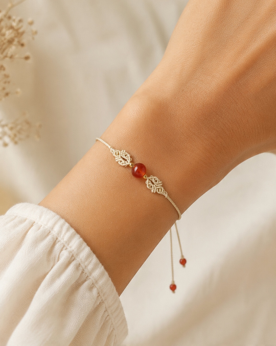 Gelang Arunika dipakai di pergelangan tangan dengan latar kain linen
