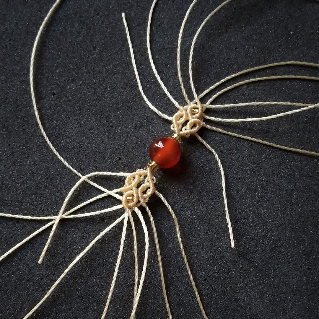 Proses menganyam Gelang Arunika dengan tangan